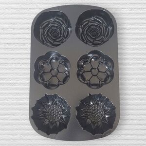 The Nordic Ware Bouquet Mini Cake Baking Pan